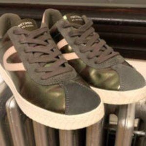 Tretorn "Callie" olive green pearl w/ pinkish trim, size 7